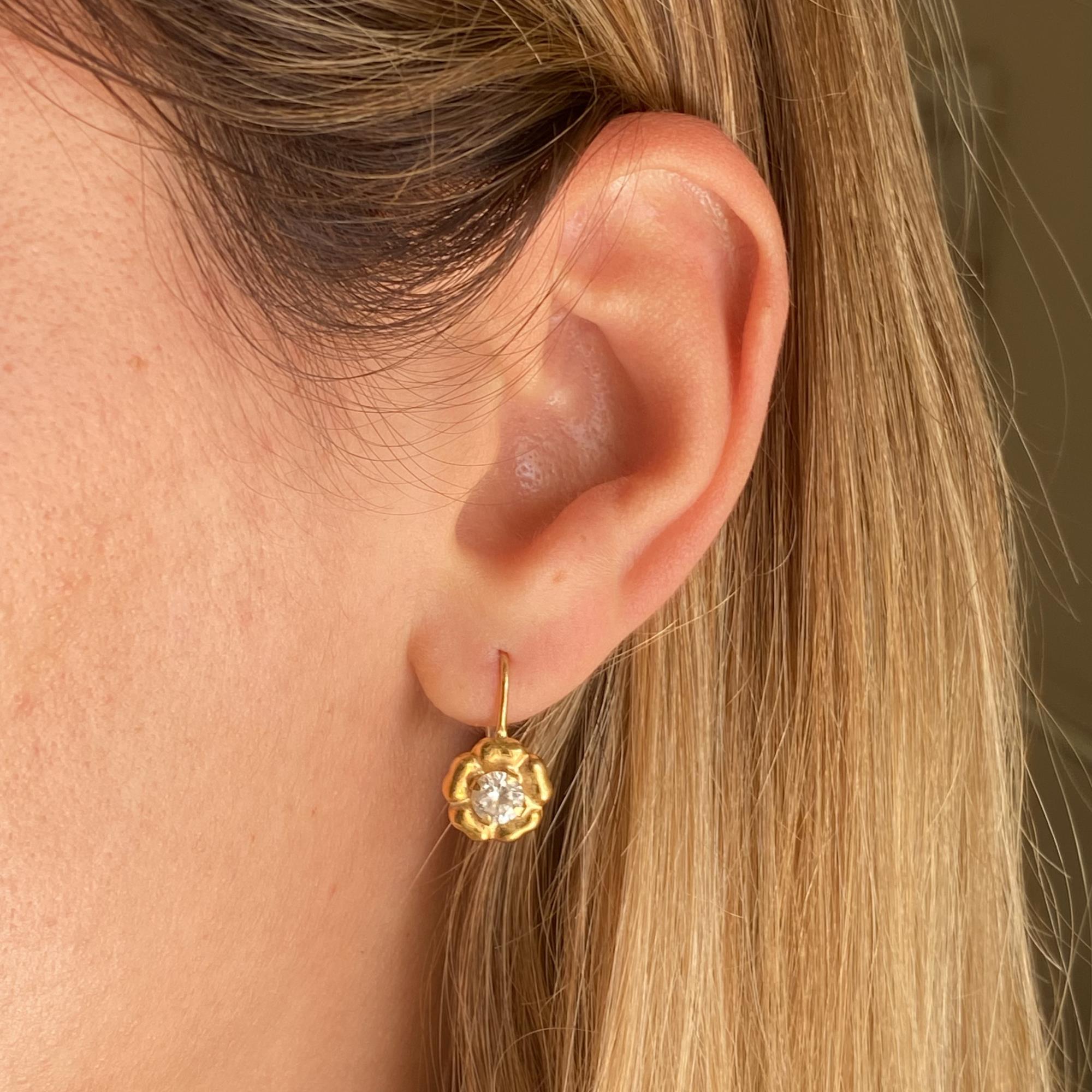 Orecchini vintage in oro 18kt fiorellini con zircone centrale