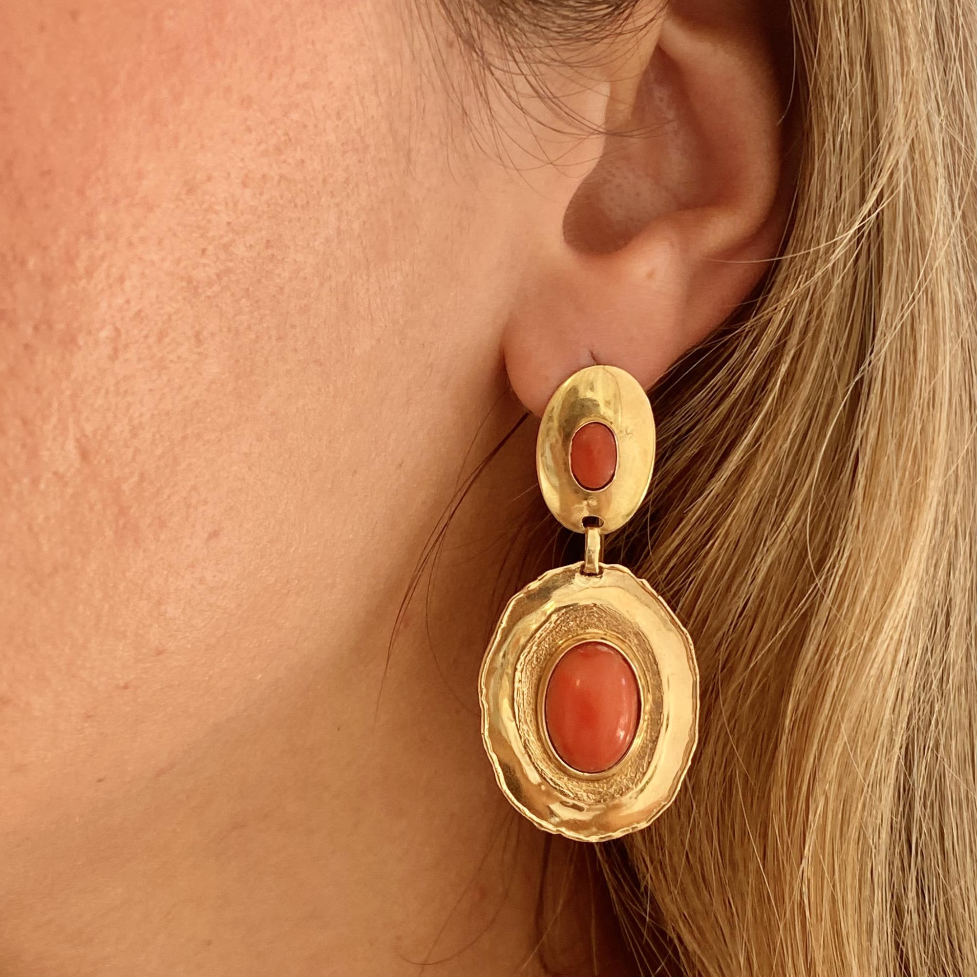 Orecchini vintage in oro 18kt lavorazione martellata con corallo rosso