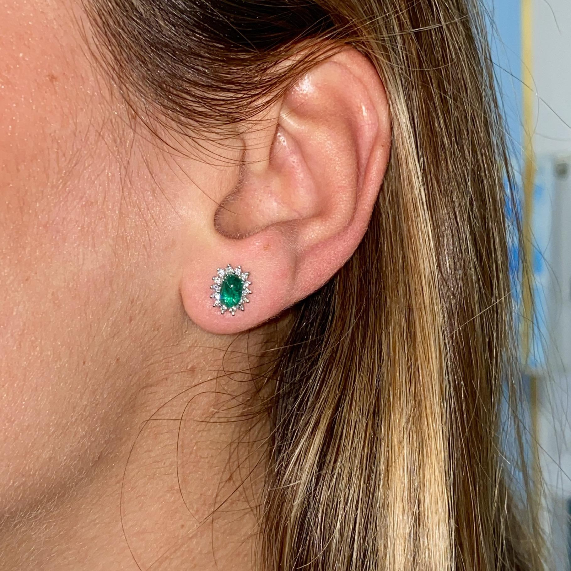 Orecchini vintage margherita in oro 18kt con smeraldi ct 1,30 ca. e diamanti 0,25 ca.