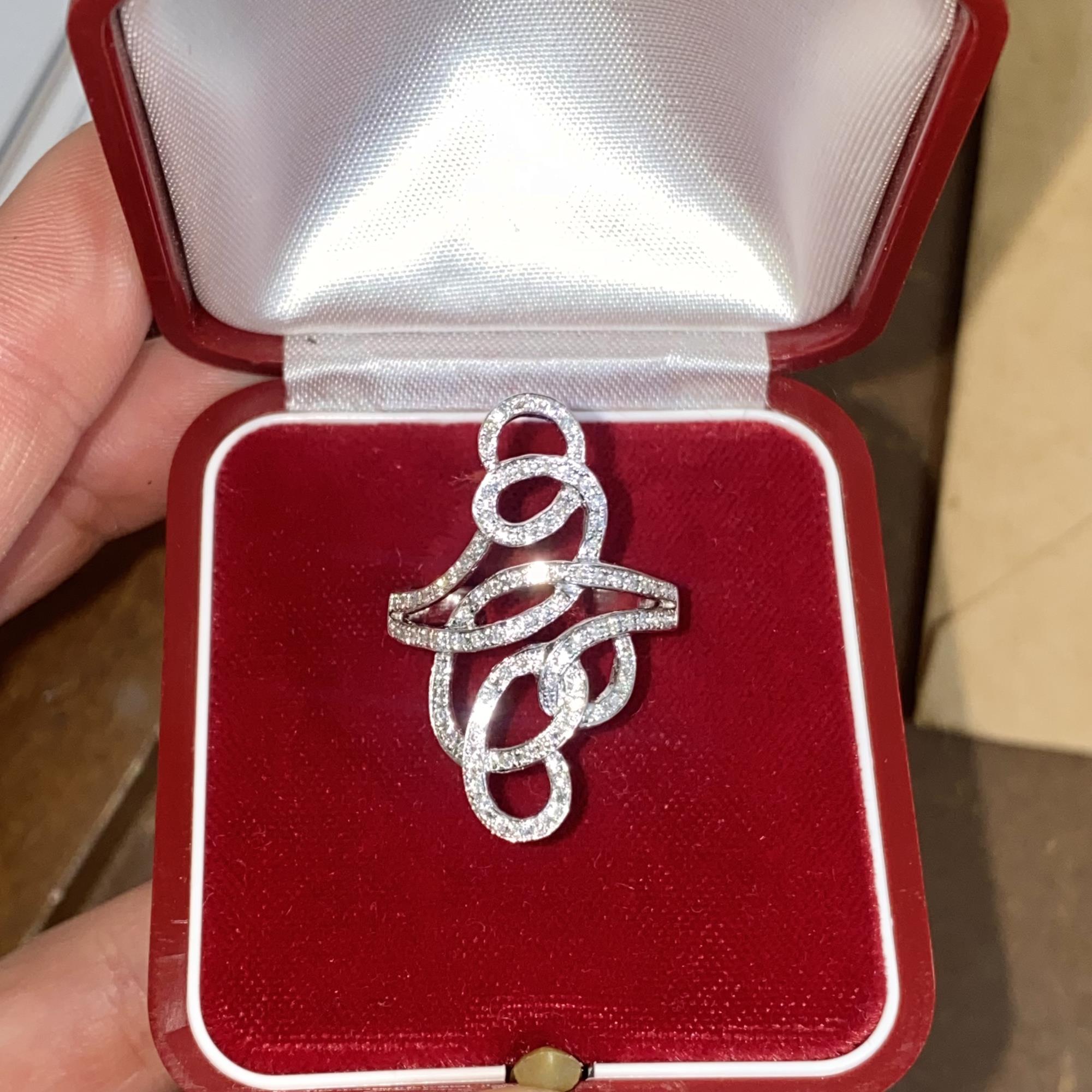 Particolare anello a intreccio in oro 18kt tempestato di diamanti per ct 0,55 ca.