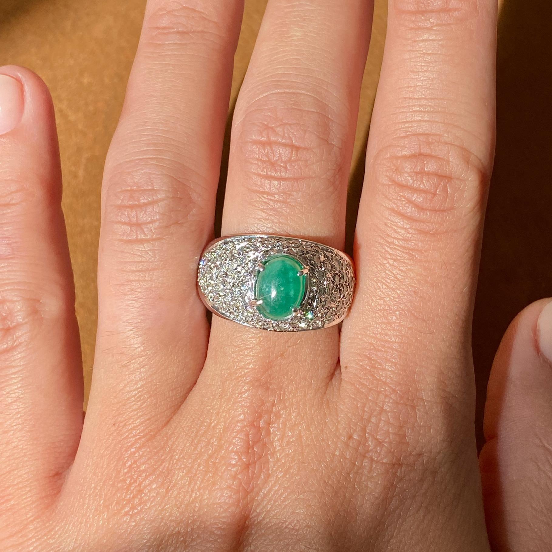 Pavè vintage in oro 18kt con diamanti ct 1,20 ca. e smeraldo cabochon ct 1,10 ca.