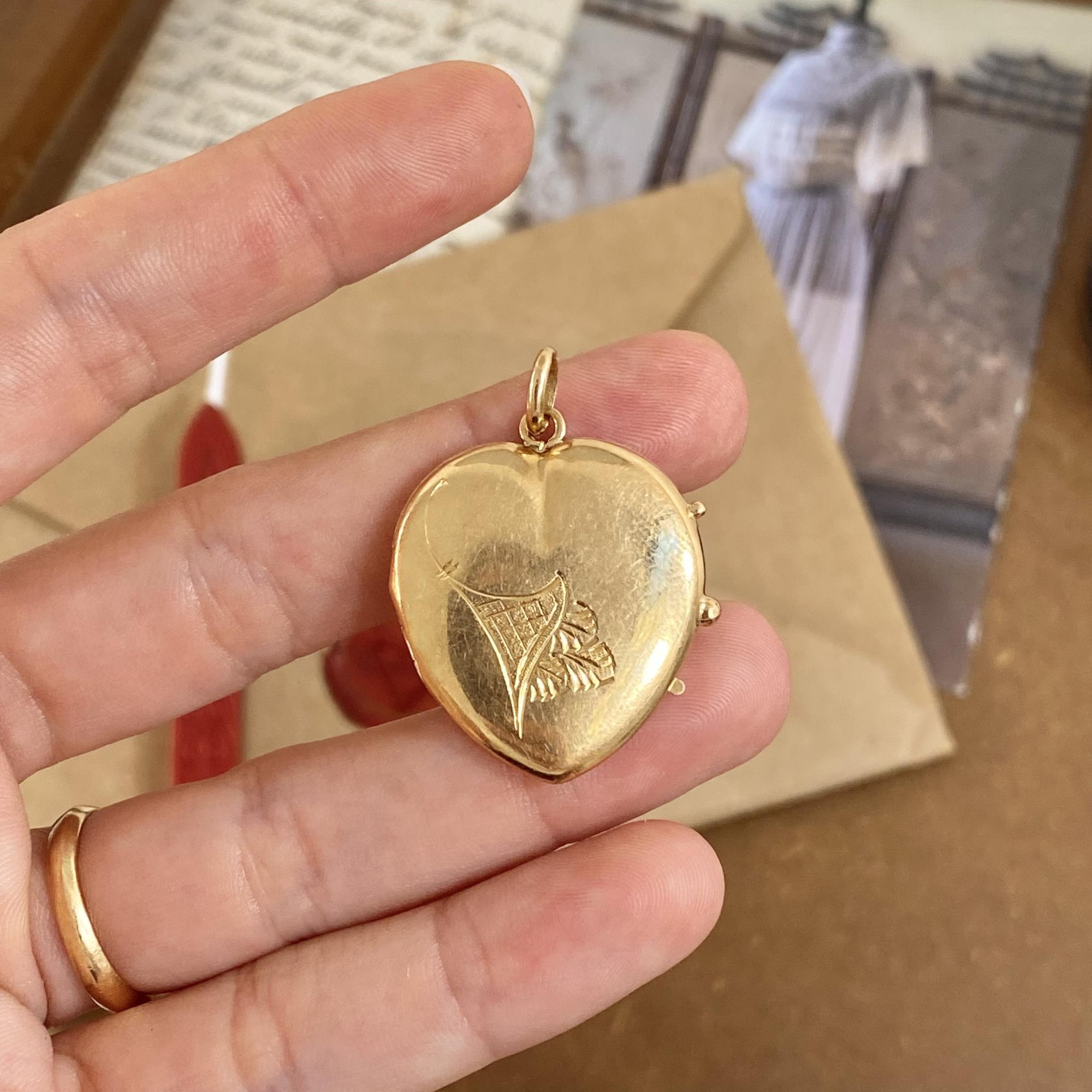 Raro ciondolo porta foto a forma di cuore in oro 18kt con incisioni floreali