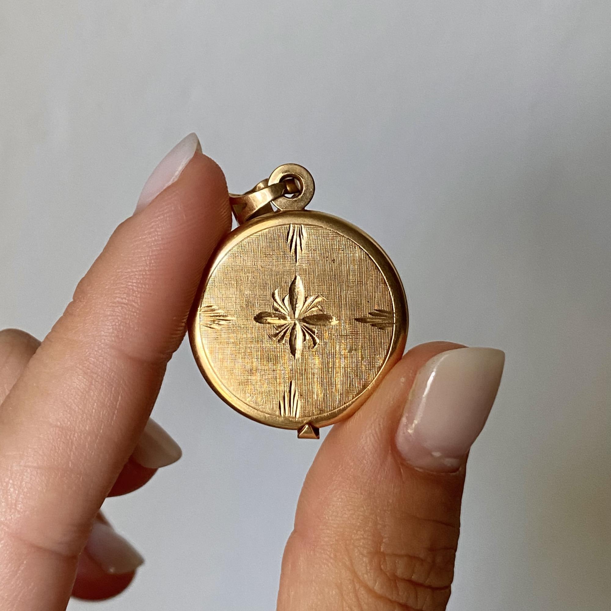Raro ciondolo porta foto in oro 18kt inciso a mano
