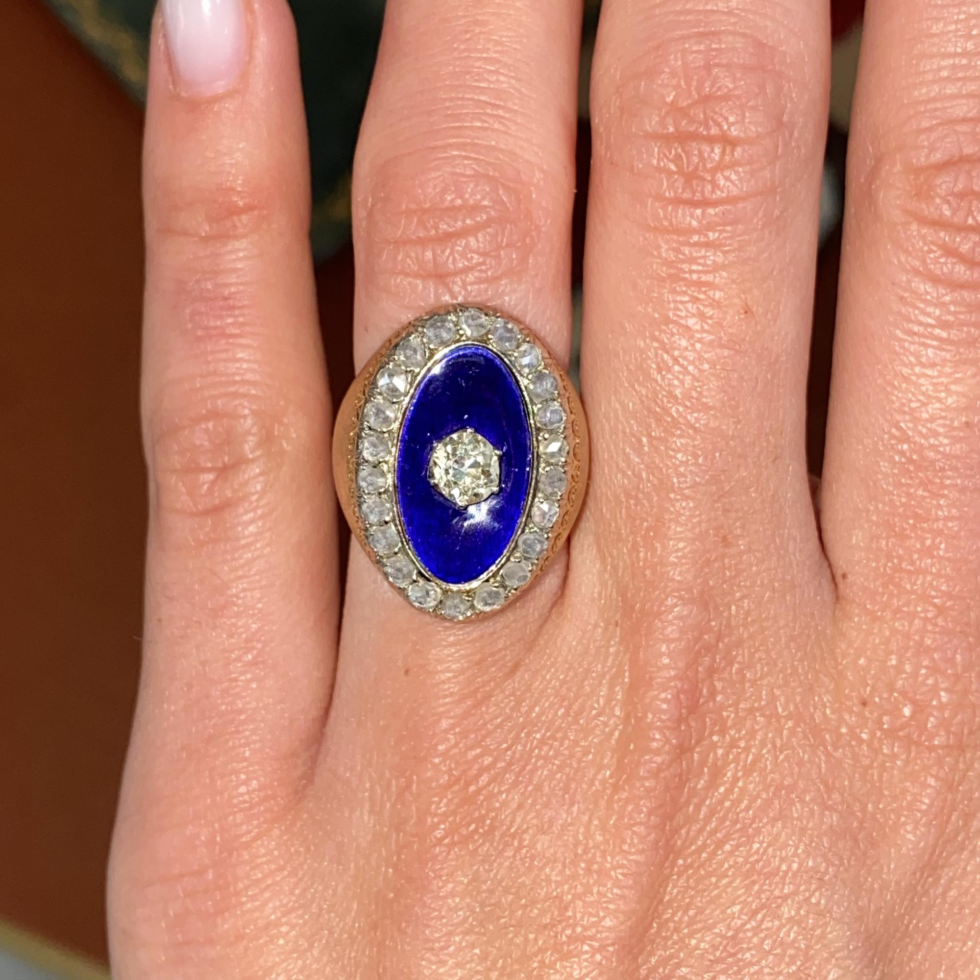 Raro e antico anello in oro 18kt con diamanti di taglio antico ct 0,50 ca. e smalto blu