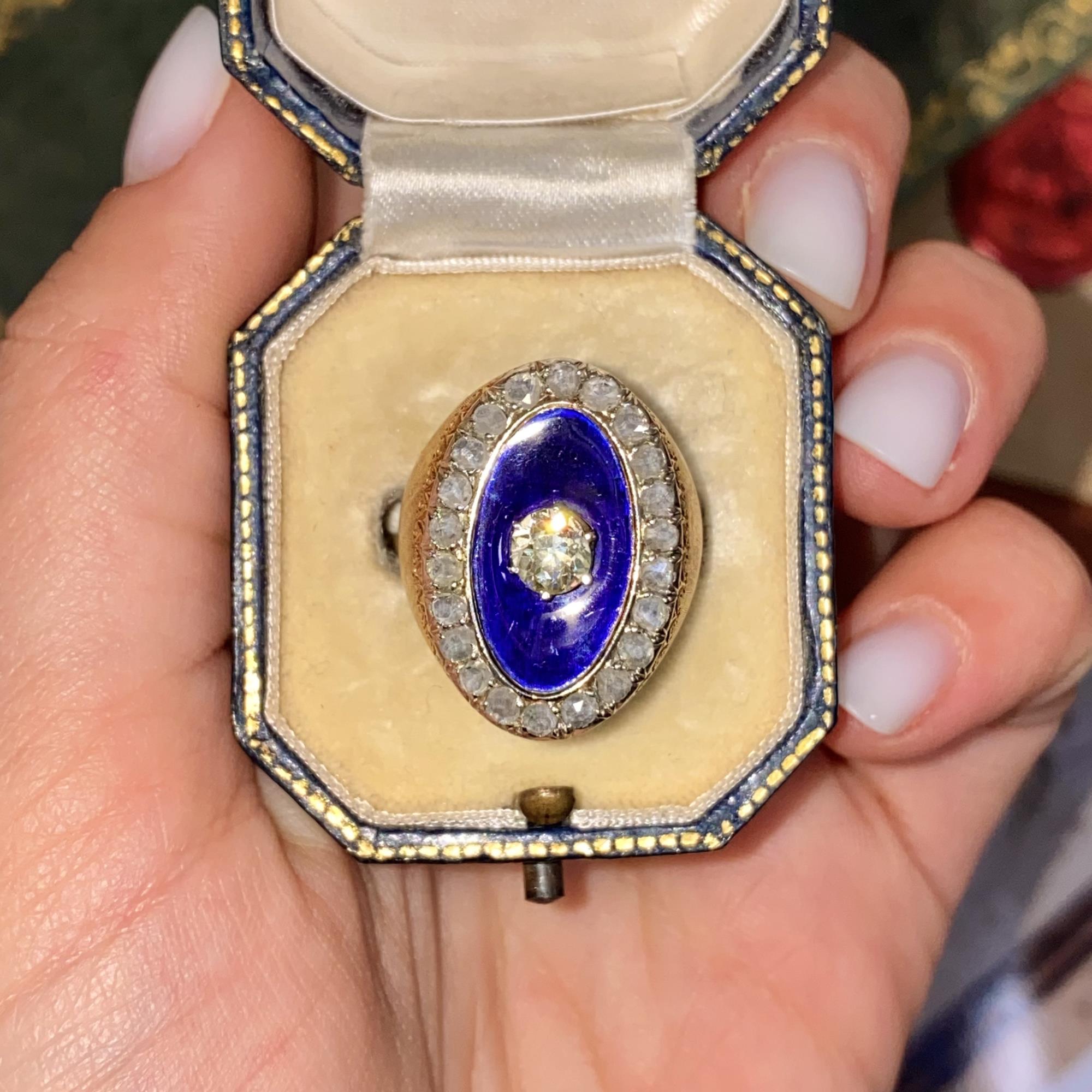 Raro e antico anello in oro 18kt con diamanti di taglio antico ct 0,50 ca. e smalto blu