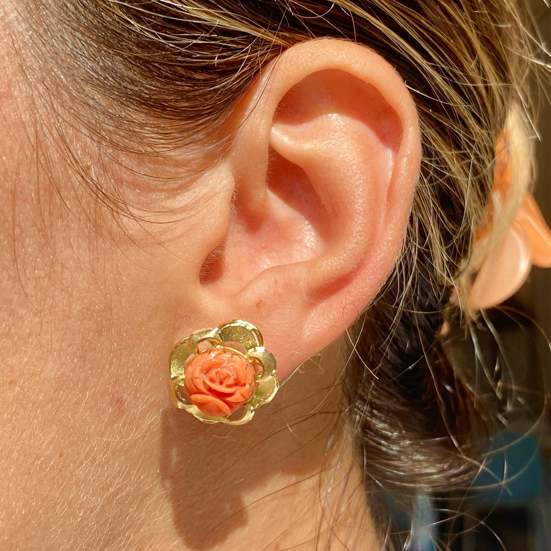 Splendidi orecchini vintage fiori in oro 18kt con rose di corallo naturale