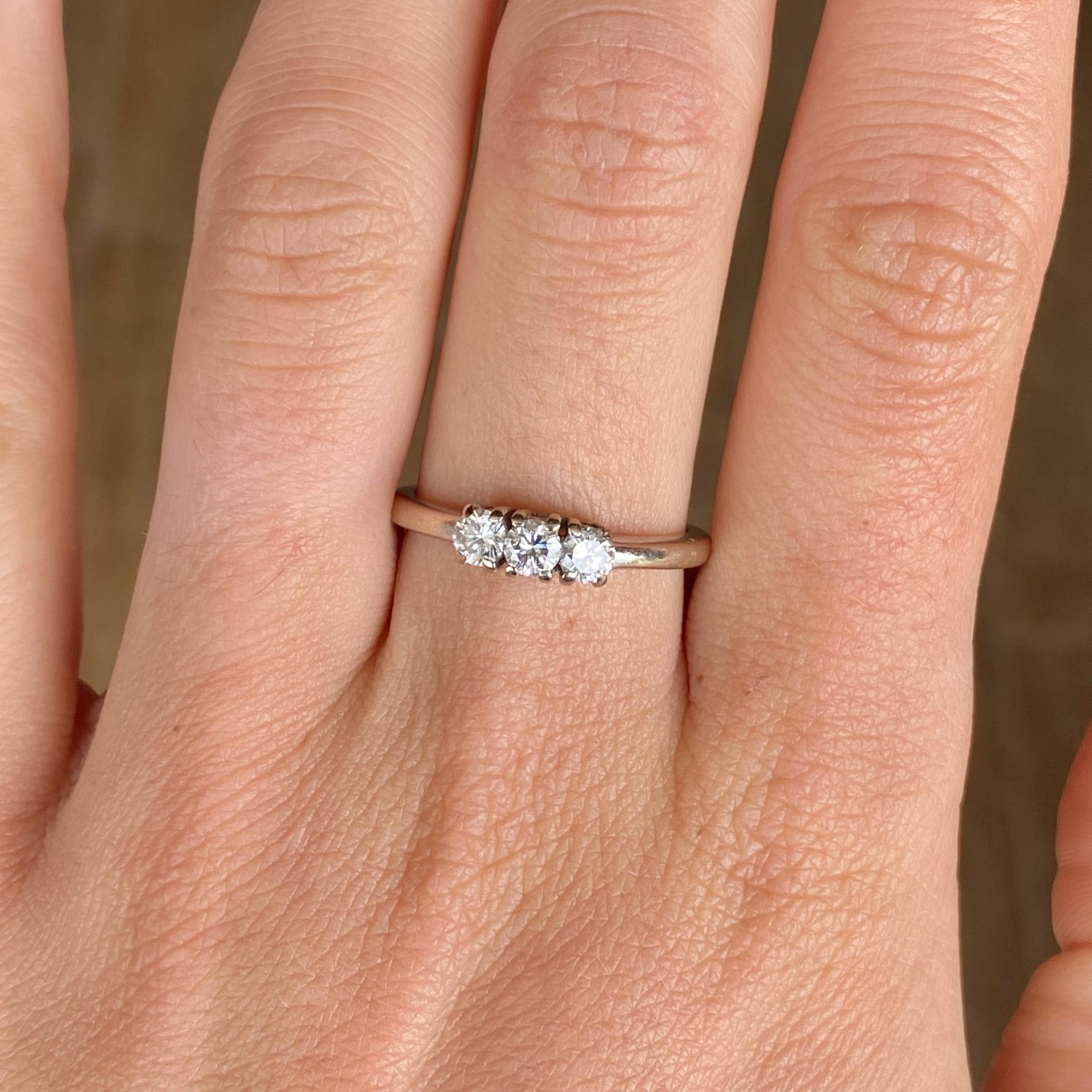 Trilogy vintage in oro 18kt con diamanti taglio brillante ct 0,35 ca.